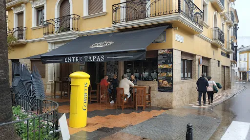 Entre Tapas: Deliciosas tapas en la encantadora Plaza Vieja
