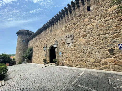 Parador de Jarandilla de la Vera: Sabores auténticos en un castillo histórico