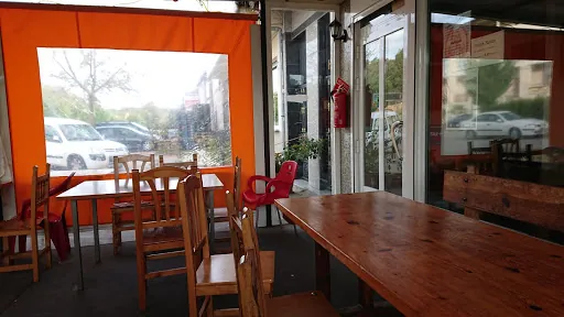 Hostal Restaurante Los Rochi Santiago: Sabores auténticos en el corazón de Galende