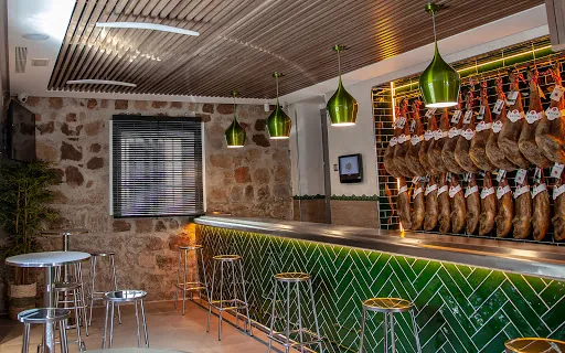 Cafe Manas Bar Los Jamones: Sabores auténticos de tapas en el corazón de Linares