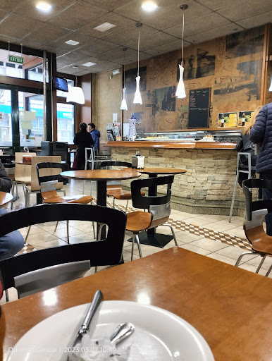 Cafetería Albergue: Un rincón acogedor en Ourense con encanto y sabor auténtico 1