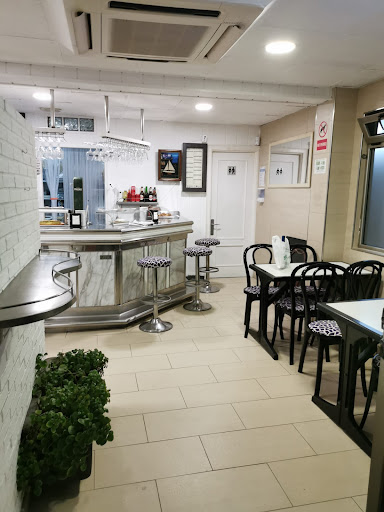 Cafetería PETRA: Un rincón acogedor en Santander con delicias únicas 1 AF1QipOSY rkCHRUvtlATrlYdJNvYueSamhX4modC11Q