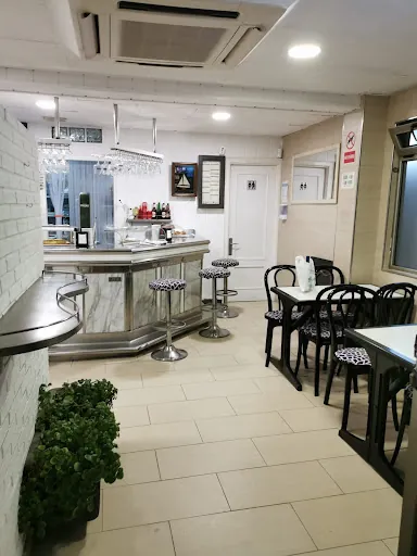 Cafetería PETRA: Un rincón acogedor en Santander con delicias únicas