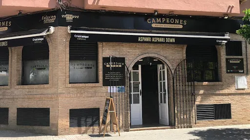 Mesón Campeones: Sabor auténtico en Sevilla con un toque inclusivo