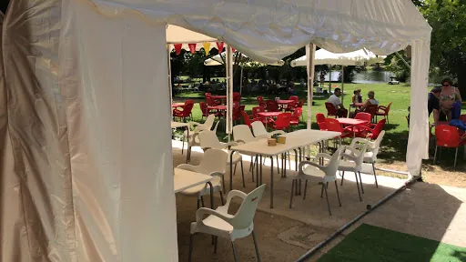 Bar Restaurante La Barca Zona Recreativa Fluvial: Deléitate con platos gourmet junto al río en un ambiente acogedor