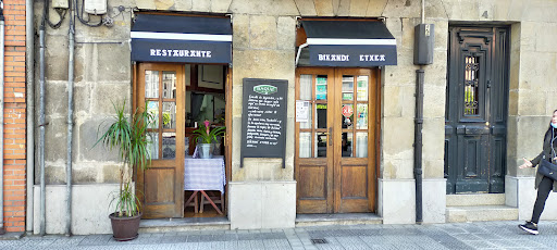 Bikandi Etxea: Sabor vasco en un rincón acogedor de Bilbao 30 AF1QipOaRfJDagnyAqOUQ2Eg6a2o6r7mIUoS QIJ9KUR