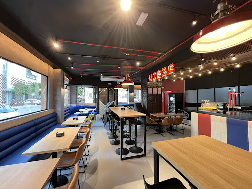 VIB3S Burgers: Sabores únicos de hamburguesas en Sevilla 46 AF1QipOaVv5ioDyL7nWag8unNK VvgQ3UYZEEnMDq uE