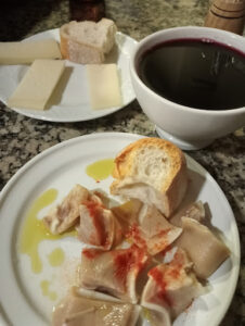 Bar Entrimo: Sabores de Ourense en un rincón acogedor 9 AF1QipOgKyw Ol6 WY3LCa1MIJQeAGZpkbCE3Msxm0Bb