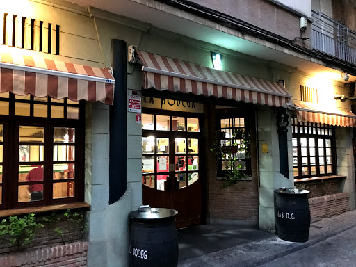 Taberna La Bodega: Saborea las auténticas tapas cordobesas en un ambiente acogedor 1 AF1QipOjwZhI9mE Ehj5xO
