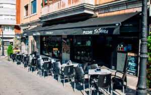Tatanka Vinos: Deliciosas pizzas y ambiente familiar en Oviedo 8 AF1QipOomrzrJ4lHFvANA1HocCXALf3UhBcJKy UAPoX