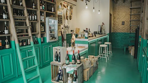 Vinoteca Lama La Uva: Un rincón en Sevilla para los amantes del vino y tapas únicas