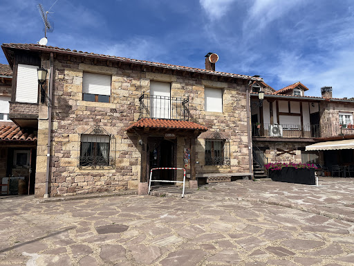 Hostal Cholo: Deliciosa gastronomía y encantadora terraza en Brañosera 1 AF1QipOyamQS2ZsXvHj76GO5C7fWF XfyFOY9n5lILY6