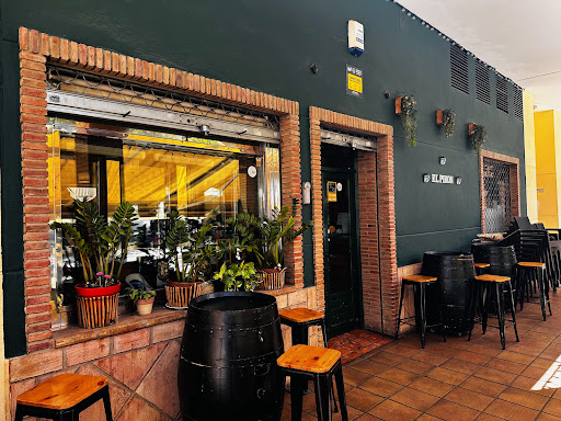 El Pikon: Sabor internacional en el corazón de Málaga 1 AF1QipP62QScnN0jAR5tTnuBY00z2tV5AQe7rS7SQNRS