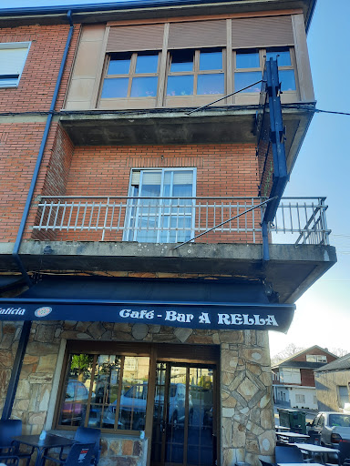 Cervecería A Rella: Sabores auténticos en la acogedora A Gudiña 1 AF1QipP6SYTJu89v5sbR0DqfSs