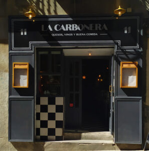 La Carbonera: Un rincón acogedor en Madrid donde los quesos son los verdaderos protagonistas de una experiencia culinaria inolvidable 12 AF1QipP7ZYjvvDi6e3ZNFmIKZ4MxTW03kpu9MQAaKbDJ