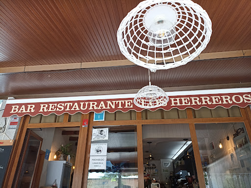 Bar Restaurante Los Herreros: Delicias vegetarianas en Galende que querrás repetir 1 AF1QipPARzNZsS30N deWVu5GjEZEuRF ZidqwDXwL3w