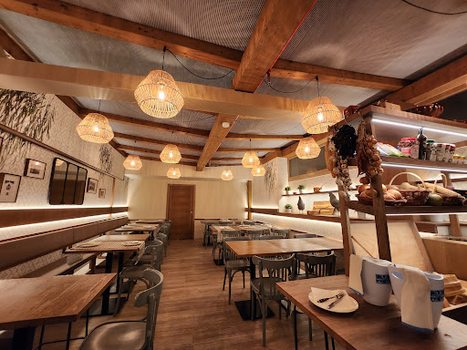 A Noiesa Restaurante: Sabor mediterráneo en el corazón de Santiago 1 AF1QipPBADzv5YCE8syWhjvj7PVAWWgykzZyuw6YgpN1