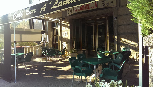Café Bar A'Lamarella: Un rincón acogedor en San Cibrao, donde el café se convierte en arte 1