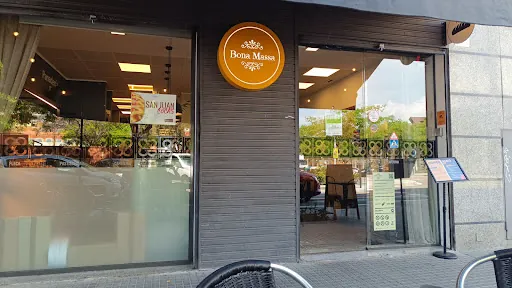 Bona Massa: Deliciosos bocadillos y un ambiente familiar en Cornellà