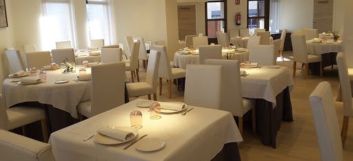 Restaurante alBalat: Delicias internacionales en Cáceres con un ambiente acogedor 1