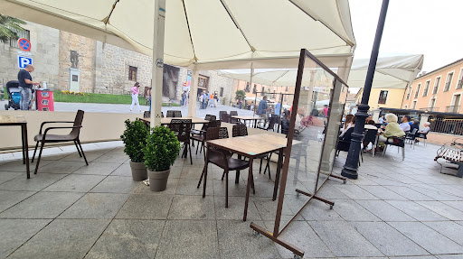 Pizzeria Amalfi: Deléitate con auténtica pizza italiana en Ávila 33