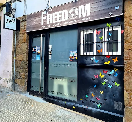 Freedom: Cócteles en un ambiente acogedor en Viladecans