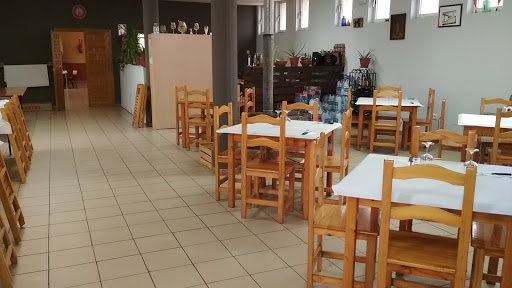 Bar Las Piscinas de Quintana Redonda: Disfruta de exquisita comida casera en un entorno familiar junto a refrescantes piscinas. 43