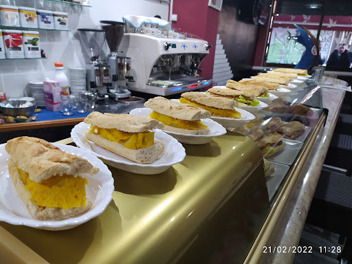 Mery's Cafe Bar: Un rincón acogedor en Ourense con buena comida y diversión 16