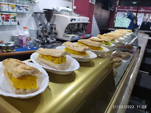 Mery’s Cafe Bar: Un rincón acogedor en Ourense con buena comida y diversión