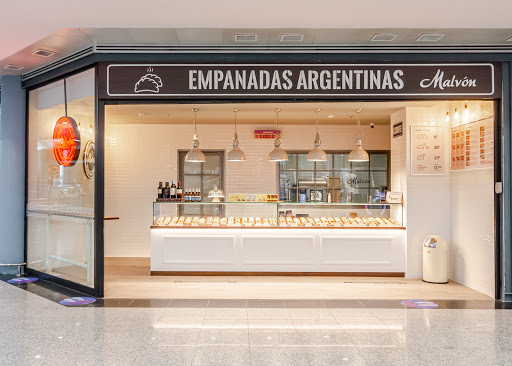 Empanadas Malvón: Deléitate con las auténticas empanadas argentinas en el corazón de Tres Cantos, donde cada bocado es una explosión de sabor y tradición 1