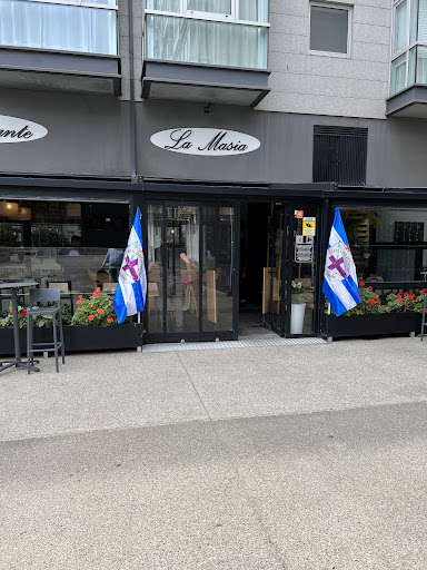 Restaurante La Masía: Sabores tradicionales en el corazón de A Coruña 1 AF1QipPvu2DI PpfF irgj6DK2VZtneynVynaFjLqQj