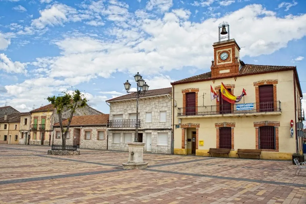 El pueblo segoviano donde María Pombo desconecta del mundo: calma, lechazo y arquitectura de ensueño 2 Adrados
