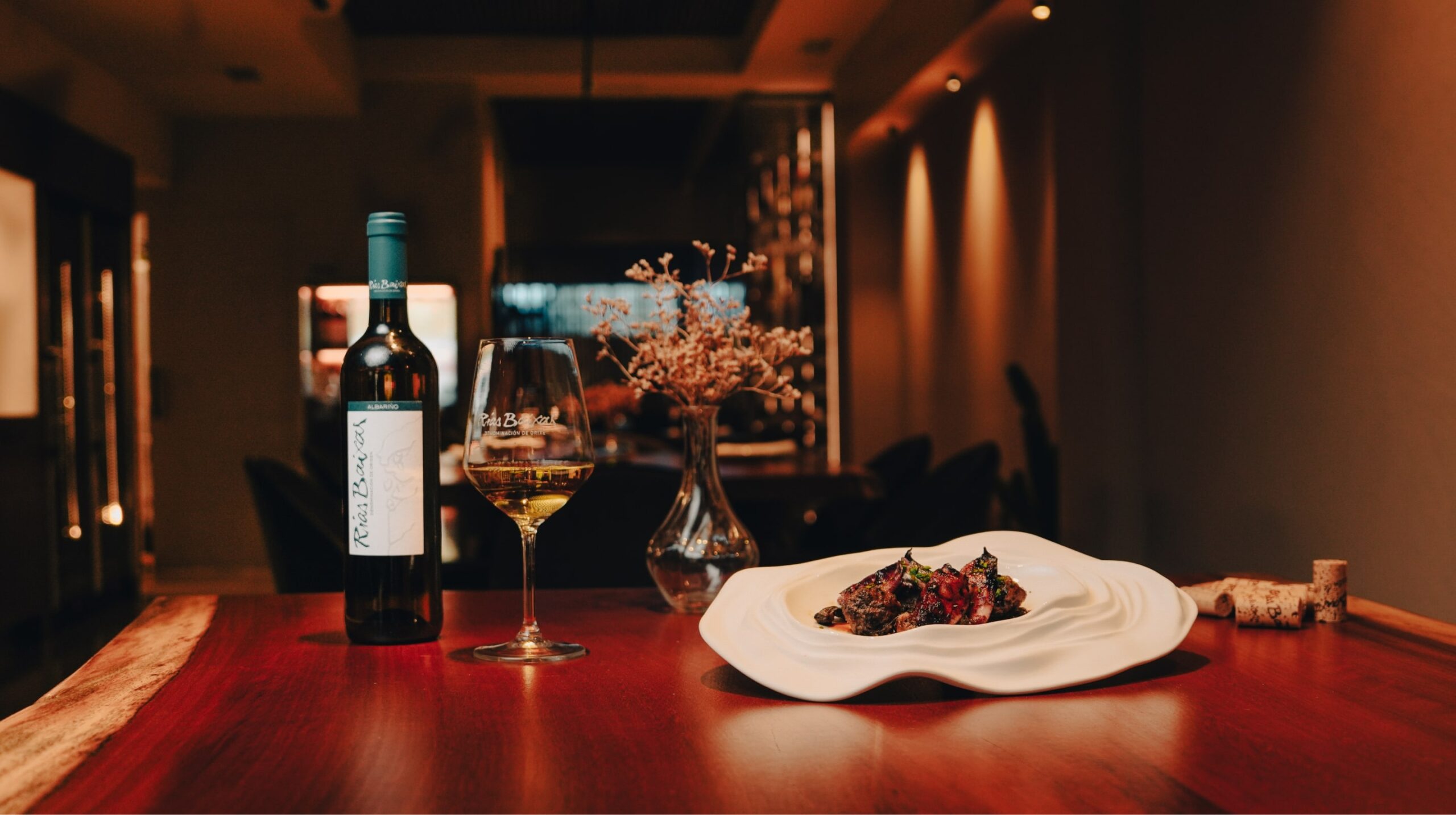 El secreto mejor guardado de Galicia: los vinos de Rías Baixas que están conquistando el mundo 1 Albondigas gallegas y calamares maridan excelentemente con Rias Baixas scaled