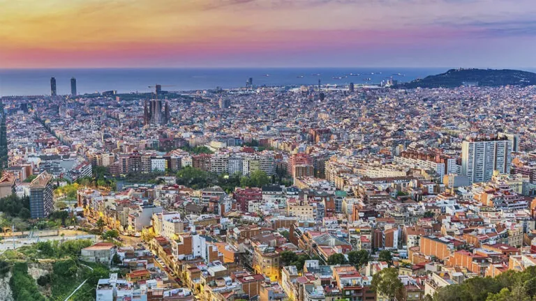 El fin de los viajes baratos a Europa: la lista negra de ciudades que cobrarán tasa turística este año 9 Barcelona