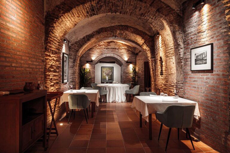El restaurante de la A-6 escondido en una bodega del siglo XV que revoluciona los viajes hacia el noroeste 2 Arrope (en Rueda)