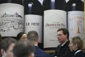 Caen exportaciones de vino y licores franceses por demanda débil en China