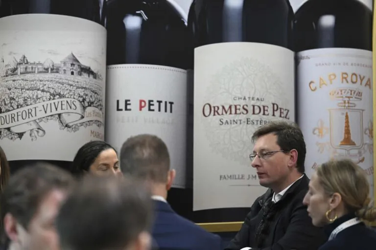 Caen exportaciones de vino y licores franceses por demanda débil en China