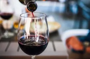Caen las exportaciones de vino francés mientras crece el interés por opciones asequibles