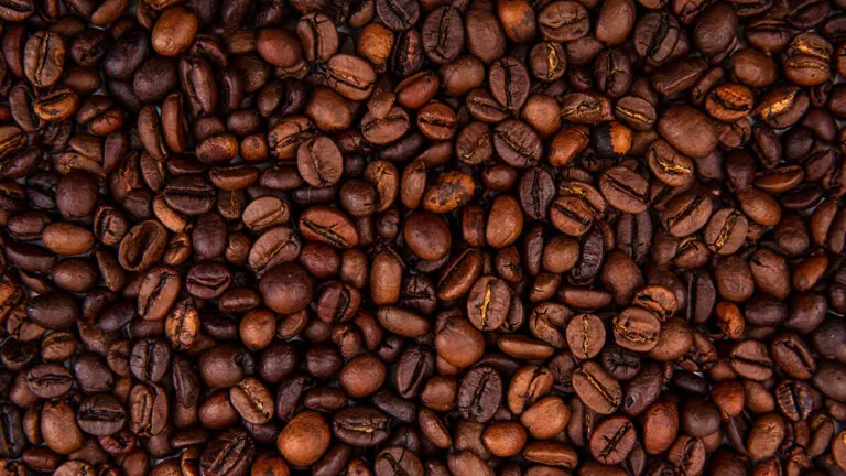Café con alcohol: el truco de temperatura y vertido que cambia por completo el resultado