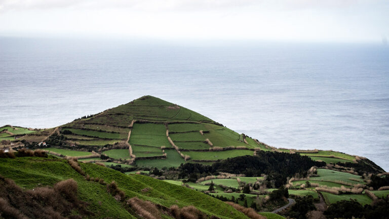 Qué ver en las islas Azores: el Hawái europeo donde los volcanes y el azul del Atlántico te cambiarán la vida 6 Campo de hierba en una montaña cerca del mar