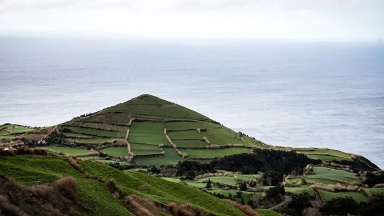 Qué ver en las islas Azores: el Hawái europeo donde los volcanes y el azul del Atlántico te cambiarán la vida 6 Campo de hierba en una montaña cerca del mar