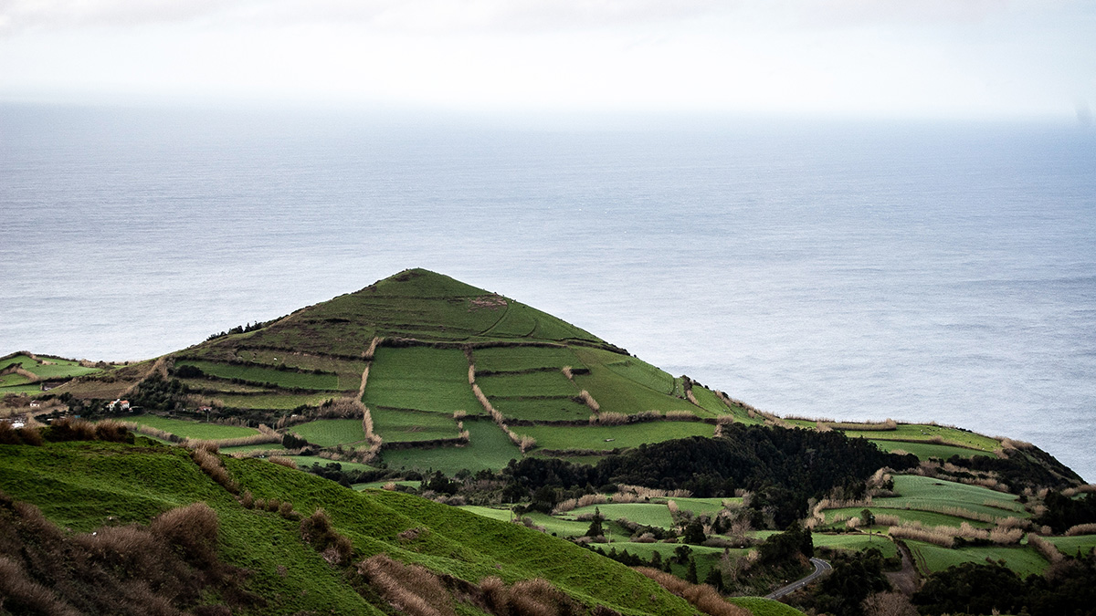 Campo de hierba en una montaña cerca del mar