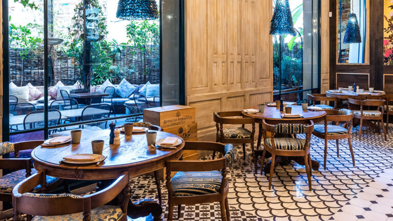 Barcelona pierde uno de sus restaurantes más emblemáticos: así fue el final de Chez Cocó tras años de resistencia 15 Chez Coco