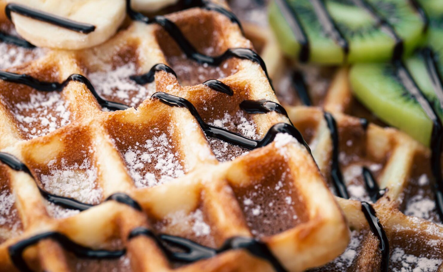 Los mejores gofres de Madrid: 6 irresistibles templos del dulce 1 Closeup gofres belgas con frutas cubiertas de chocolate