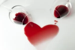 Consumo moderado de alcohol mejora salud cardiovascular y reduce riesgo de muerte