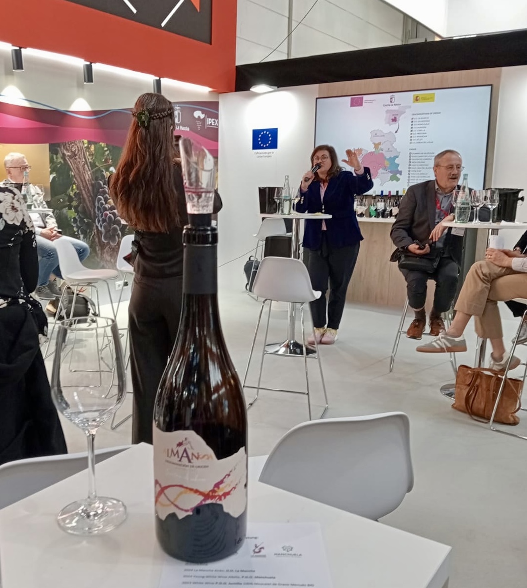 La Mancha deslumbra en Prowein con su vino único 1 DO Almansa se promociona en la feria internacional Prowein 2023