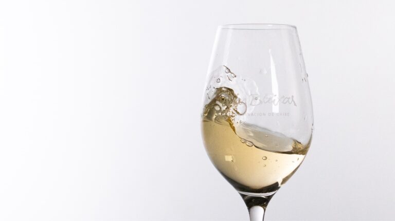 Descubre los términos más raros sobre el vino que debes conocer 20 Descubre los terminos mas raros sobre el vino que debes. Desmontamos los conceptos mas raros que se usan p
