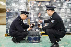 Desmantelan importante red de contrabando de vinos en China con un millón de botellas