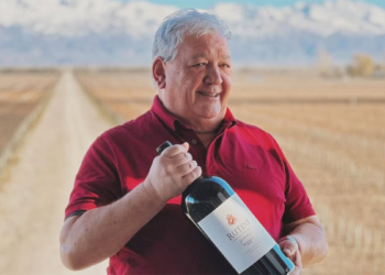 El enologo que cambio el vino argentino sin dejar de ensuciarse las botas en cada vendimia