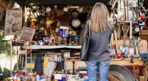 Mujer buscando algo para comprar en un mercado de antigüedades